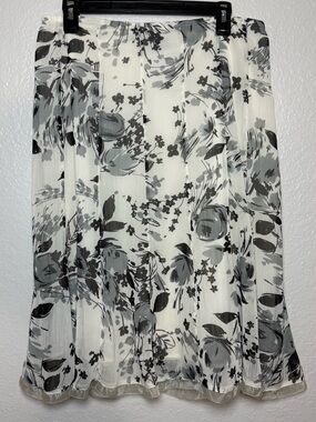 R.Q.T. Petite Pleated Floral Chiffon Knee Length Skirt White Gray Black 6P